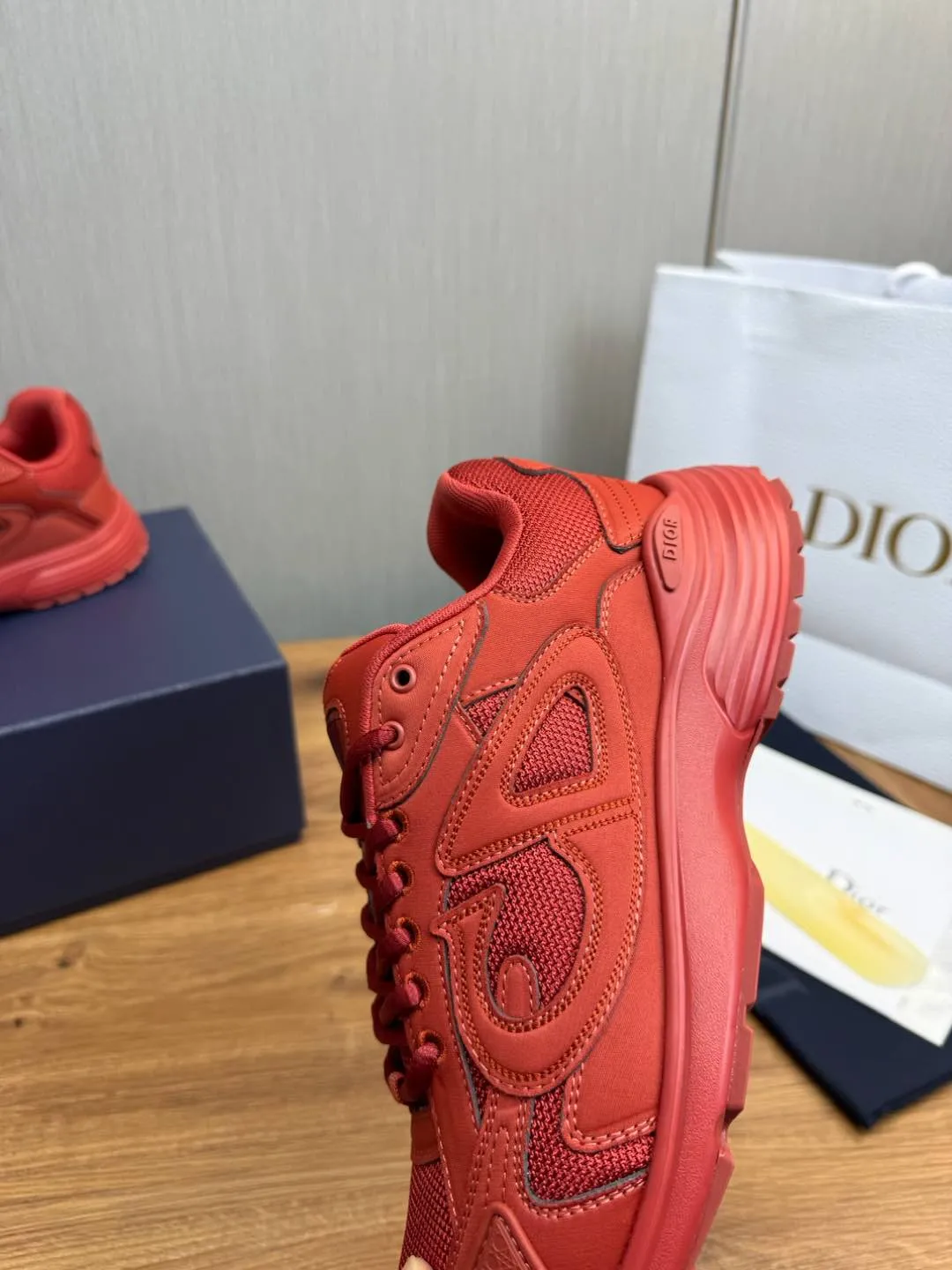 Men's men's shoes 💰740💰 D's Dior ~ New B30 Couple 👫 low-top sneakers ✅ are carefully made of gray mesh fabric and white technical fabric, decorated with reflective "CD30" graphic logo, and "DIO ~ B30" and "CD30" logos on the heel and tongue. An extra-light, sculpted rubber sole with signature accents adds style, while internal stretch details create ideal comfort. It can be matched with various casual styles to show the fashionable and modern sports style〰️ Size: 35-40 (customized at 40 for women) 39-45 (customized at 38.45 for men)